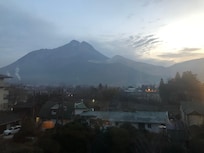 清晨從房間內看由布岳景觀