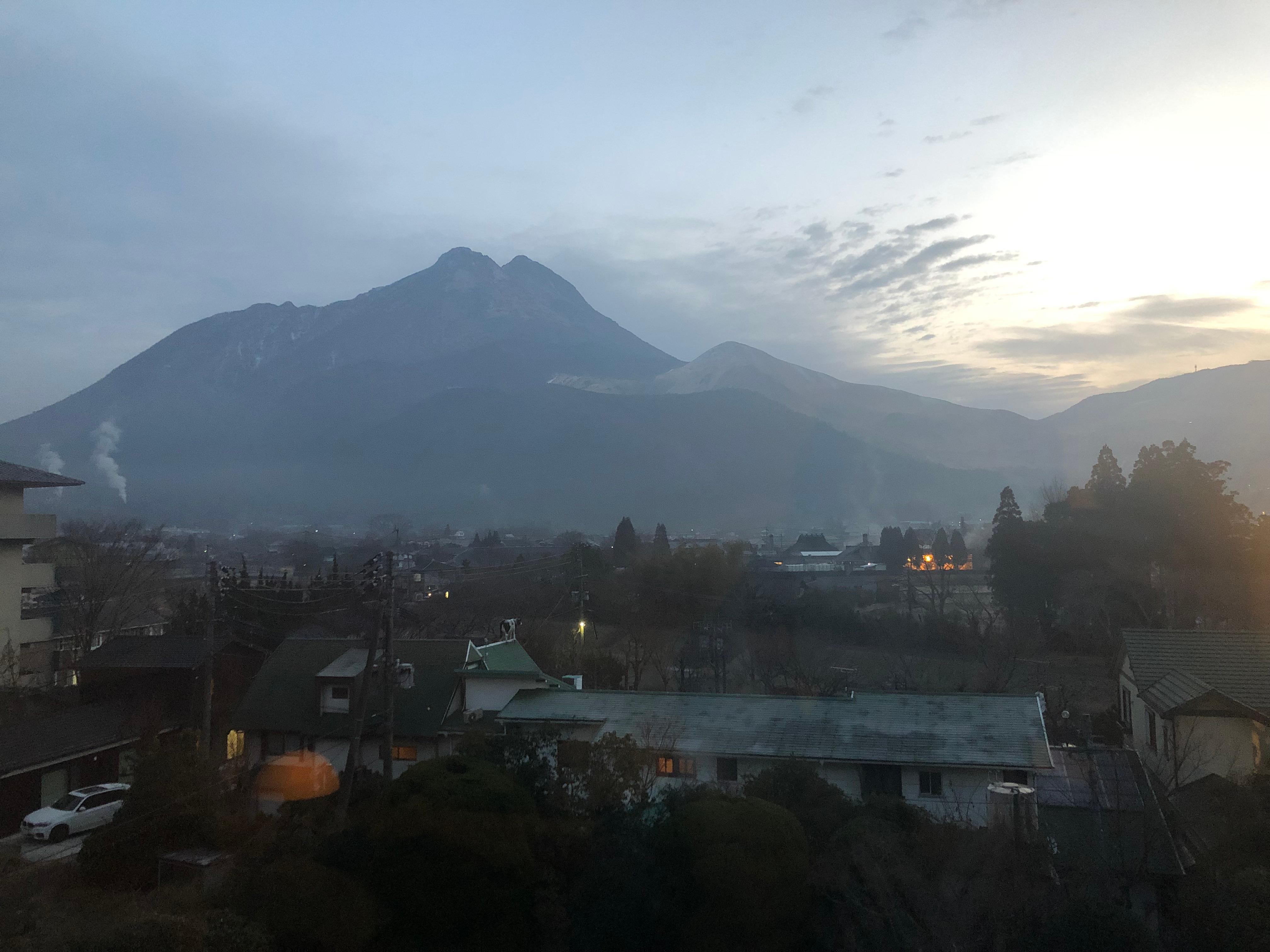 清晨從房間內看由布岳景觀