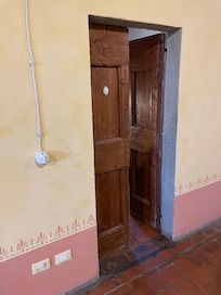Porta estreita, necessário abrir as duas para maior conforto