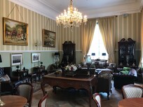 Salene og oppholdsrommene på slottet er vel verdt et besøk.