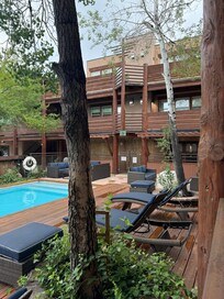 Lovely pool with grewt amenities