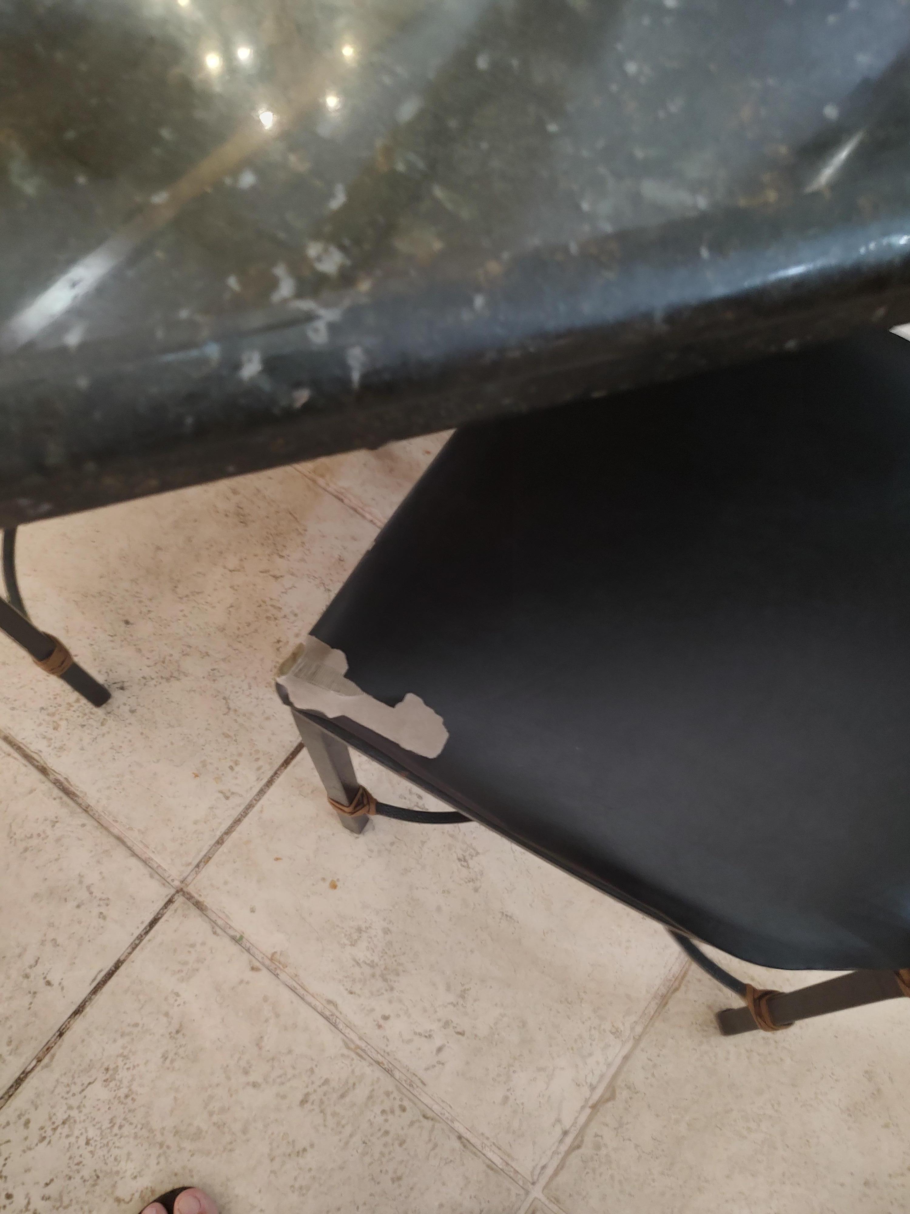 várias cadairas do refeitório rasgadas