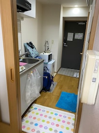 有小型廚房,有微波爐及餐具可用