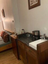 Så otroligt fint med kaffebryggare (och kaffe!), vattenkokare och kylskåp.