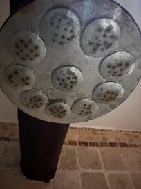 Regadera con hongos en la salida del agua