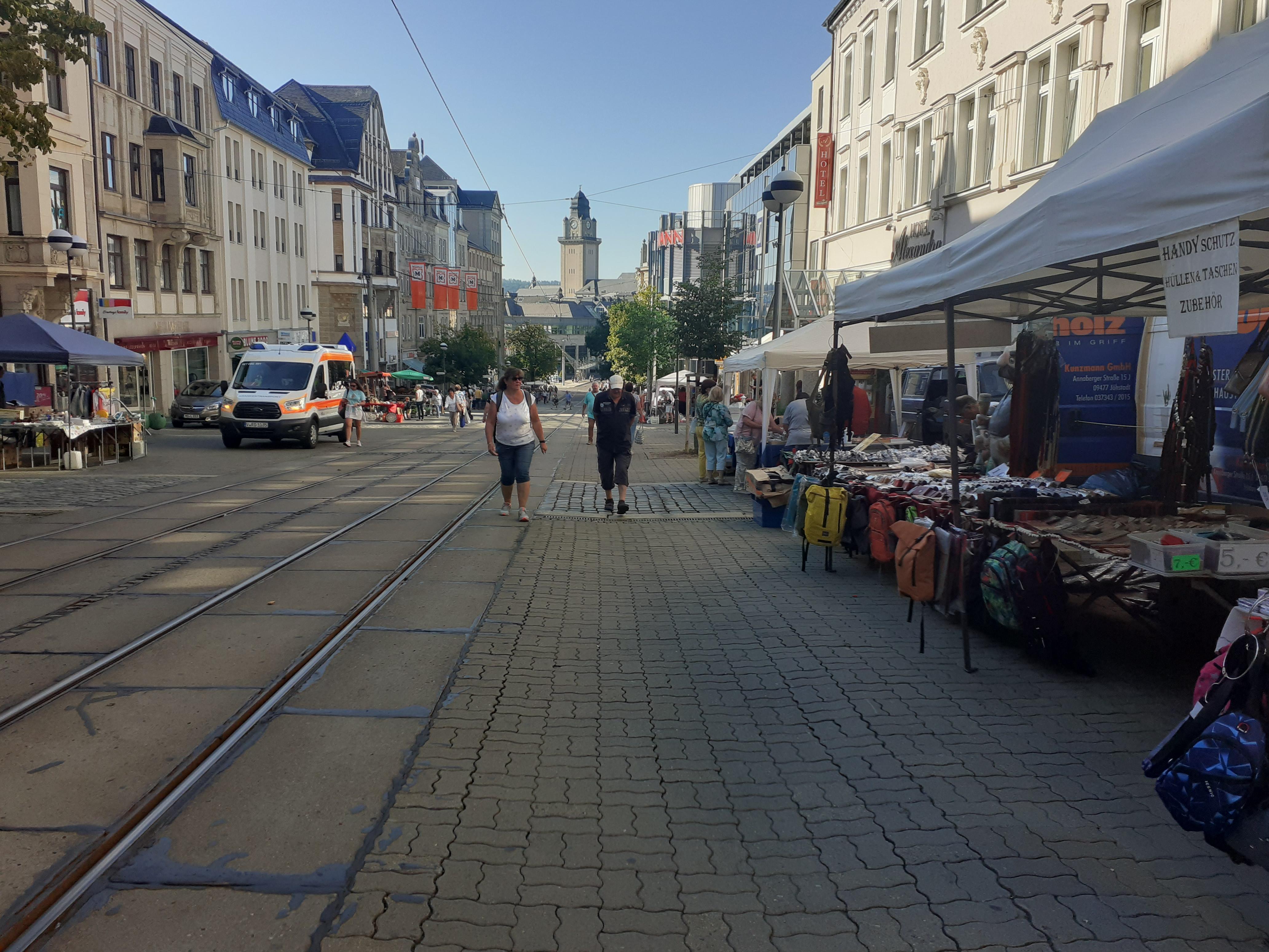 Flohmarkt in der Bahnhofstraße beim Plauener Herbst