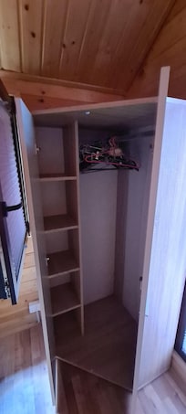 Kleiderschrank