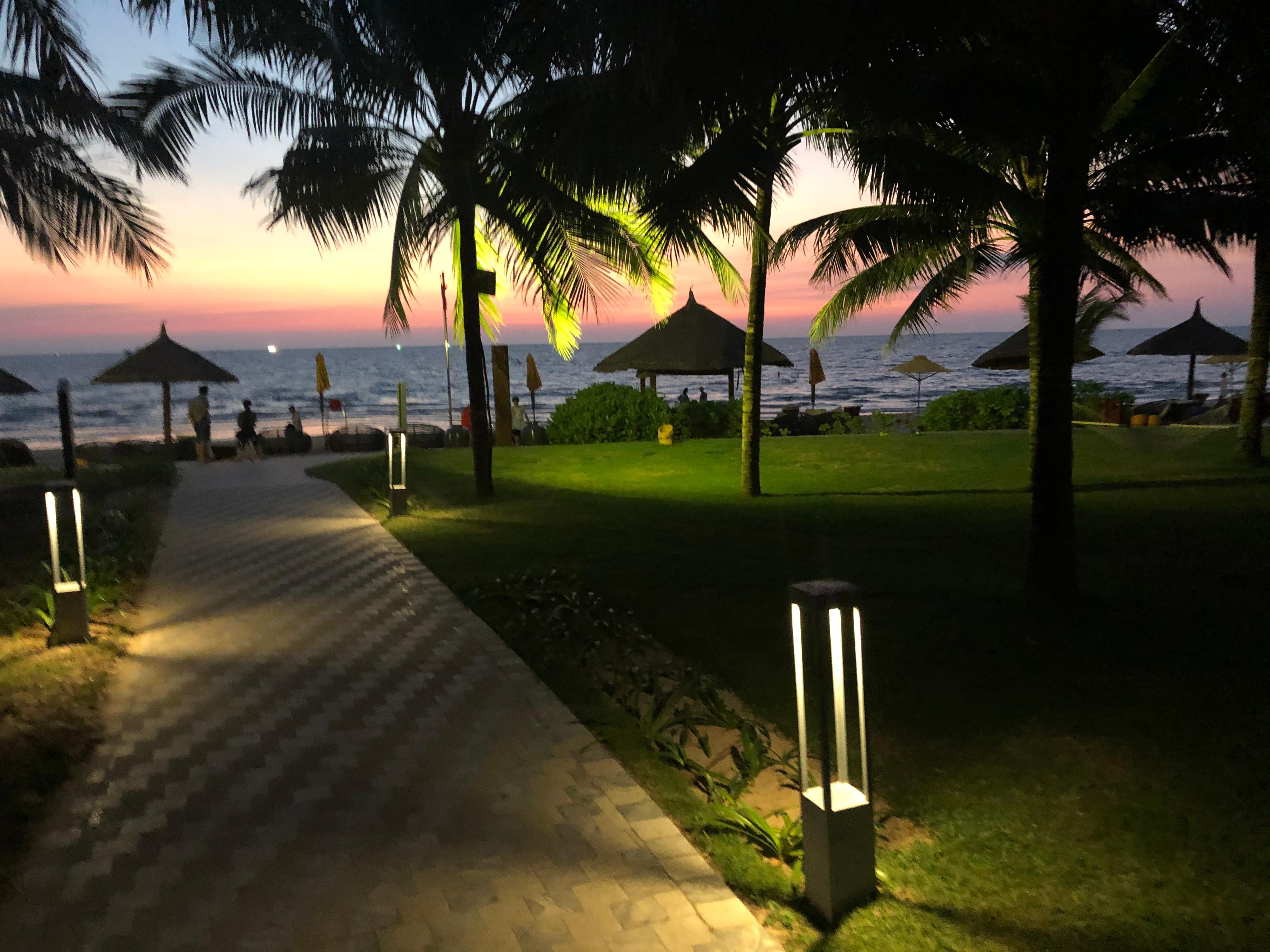 Vid stranden vid solnedgång.