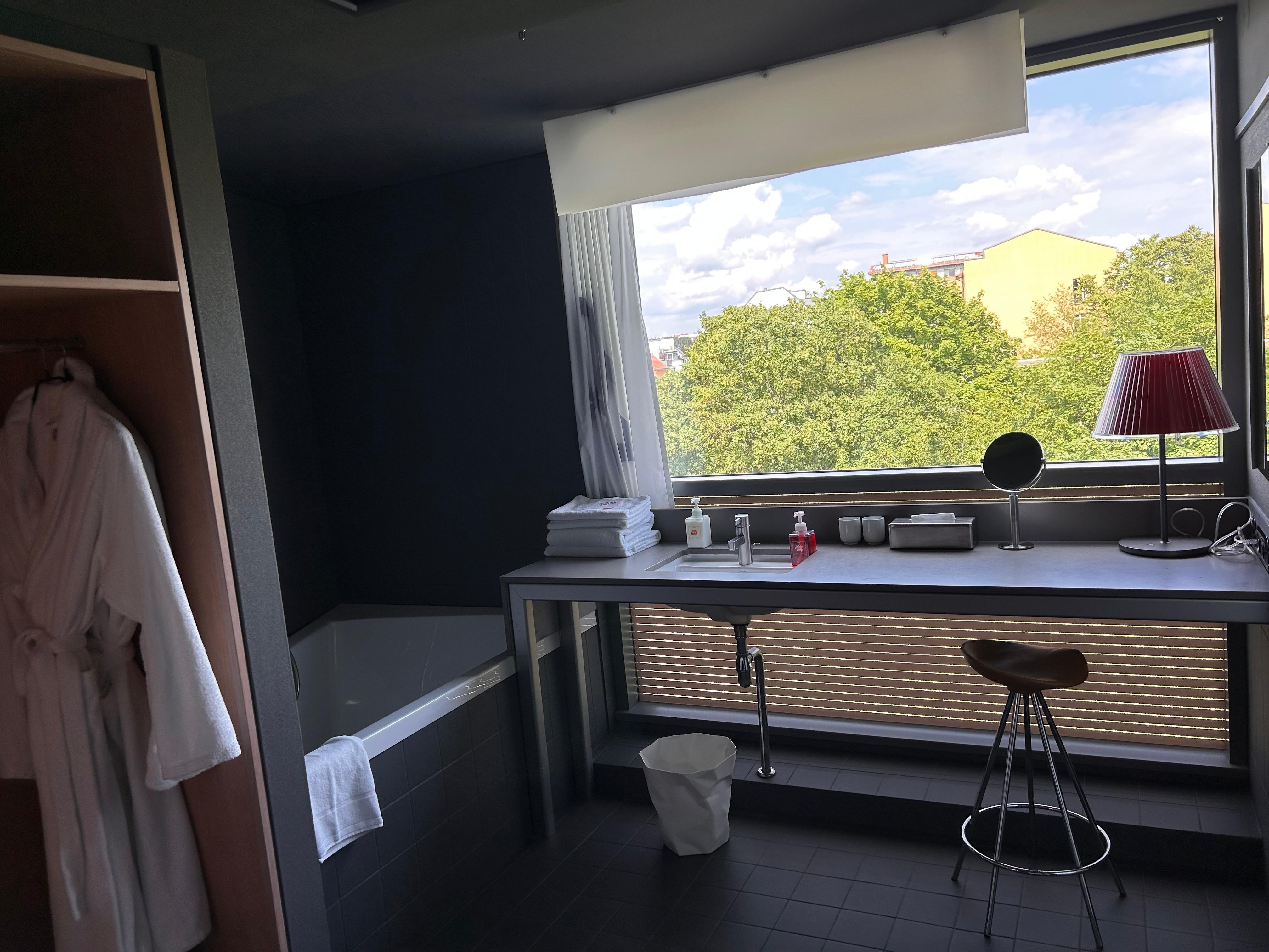 窓は大きく明るいです