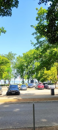 Vue sur le lac depuis le devant de l'hôtel
