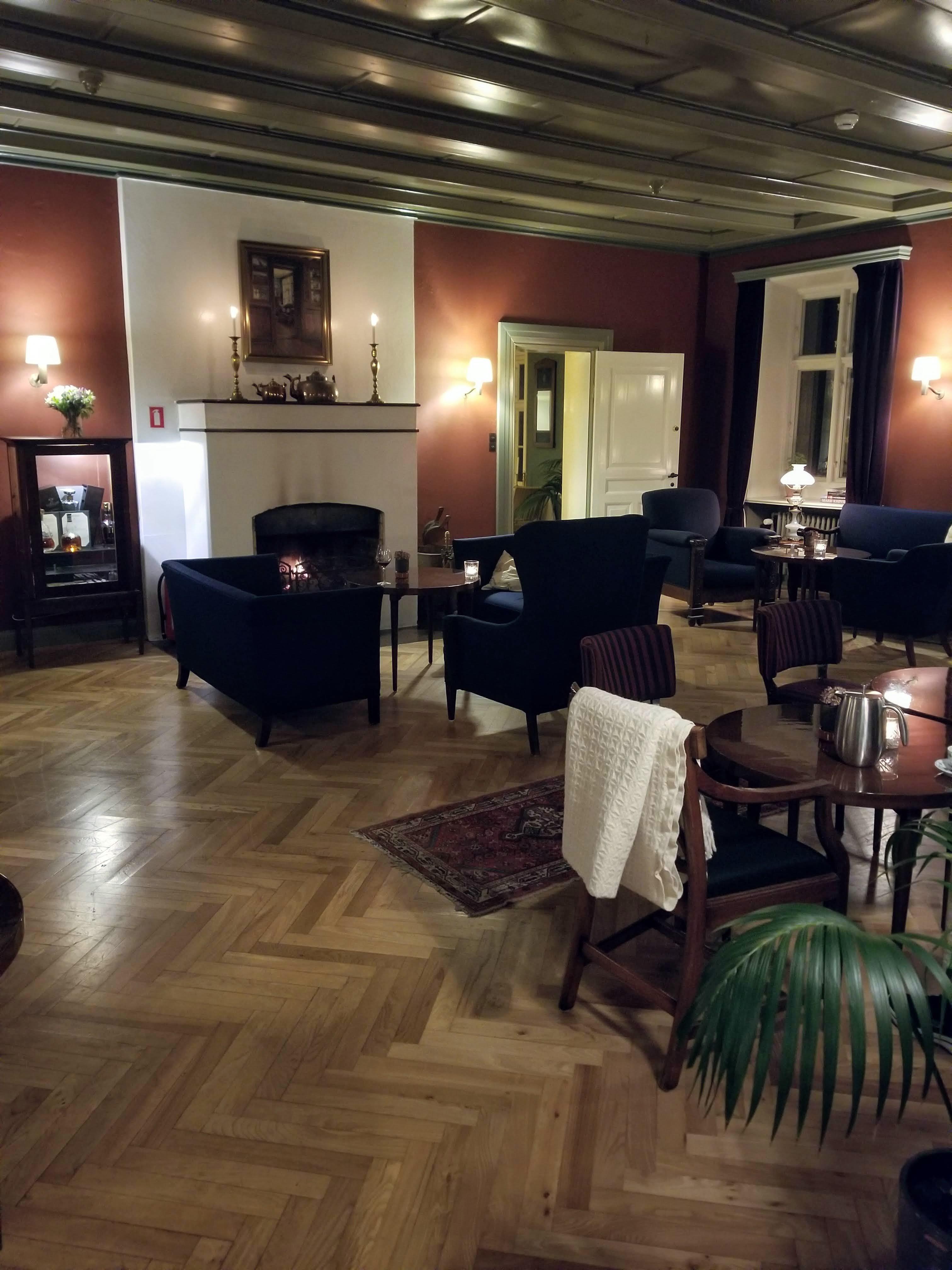 Brundum's lives up to its historic hotel atmosphere with delightful reception rooms to relax with a cocktail. 