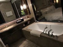 バスタブは深く広いので、男性でもゆっくりくつろげるだろう