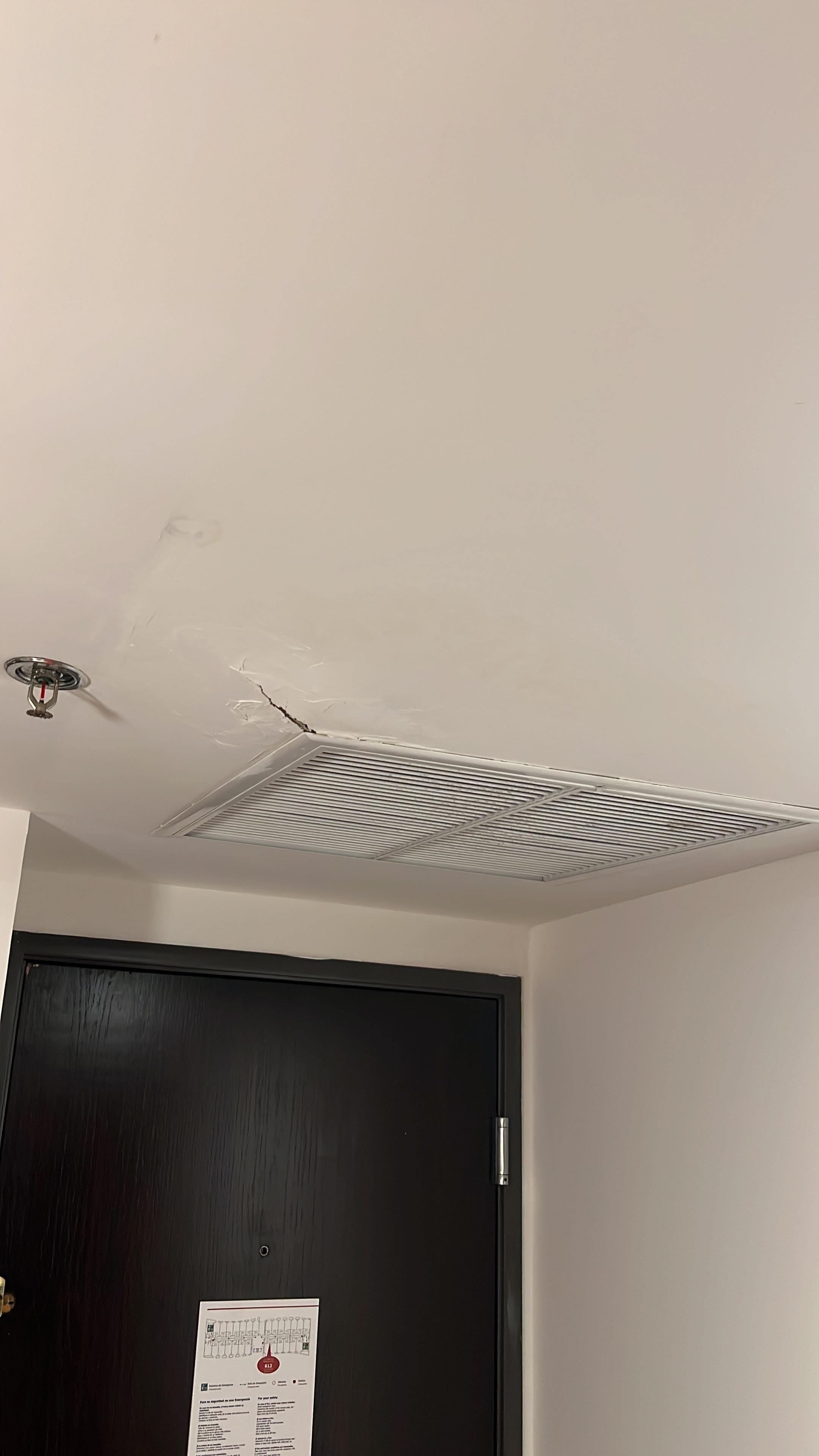 Techo aire acondicionado con ruido y despegado 