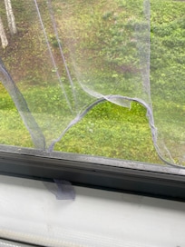 Tuulettaminen on riskinsä, koska hyönteisverkko ikkunassa on rikki