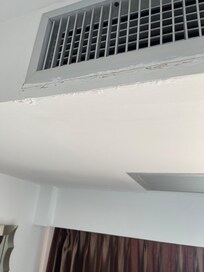 Trace d’humidité de la clim et moteur bruyant à l’extérieur