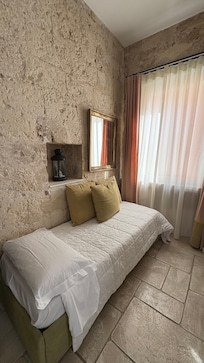 Le lit simple était là sans draps avant mon obstination pour l’utiliser.