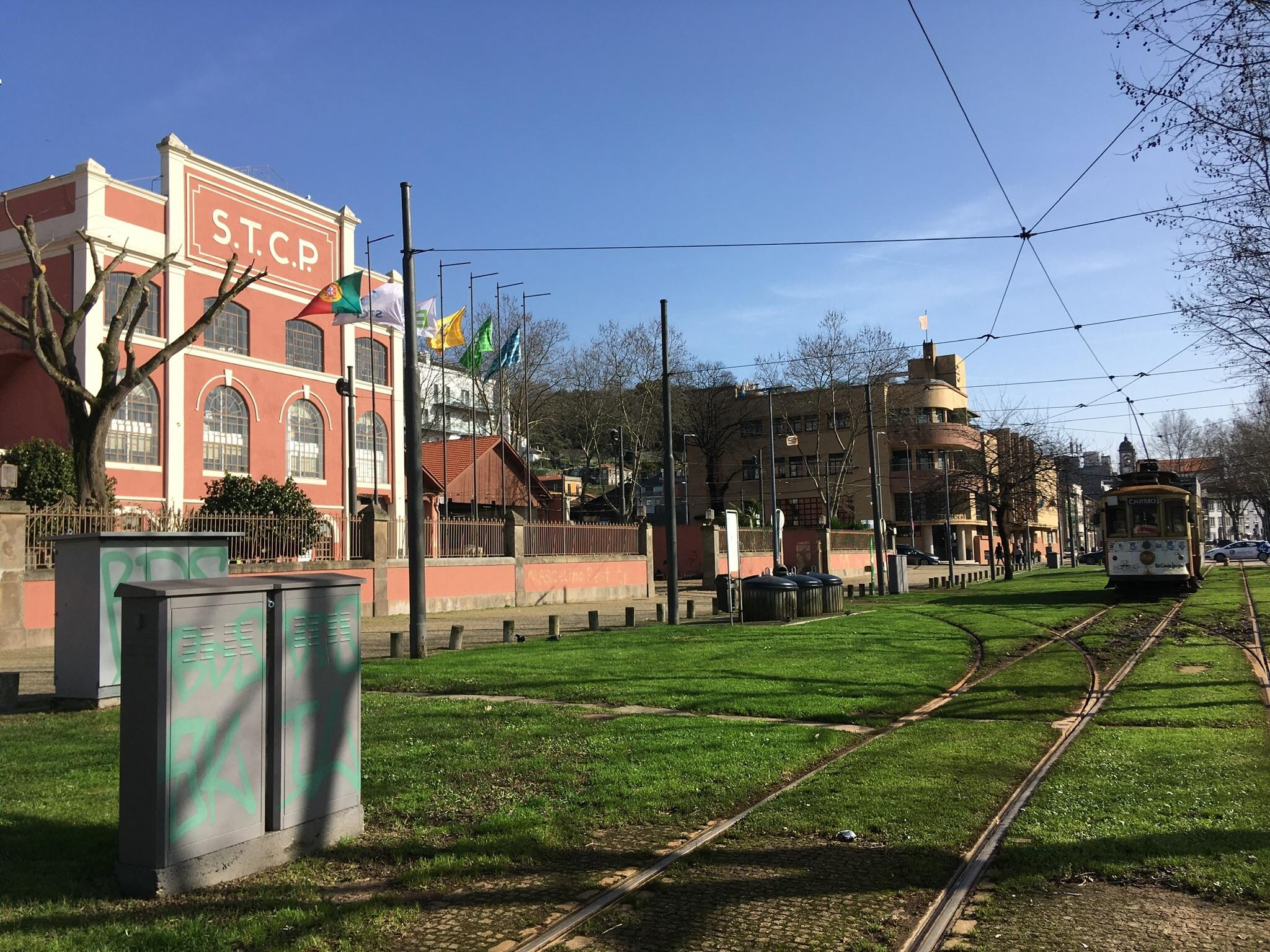 Trammuseum met oude tram ervoor