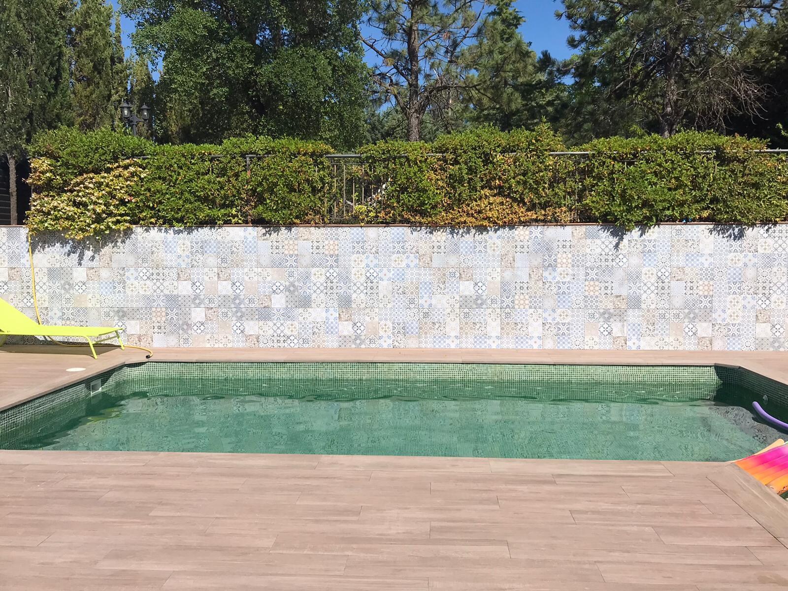 Recién renovada la zona de piscina.