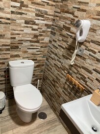 Pænt lille badeværelse