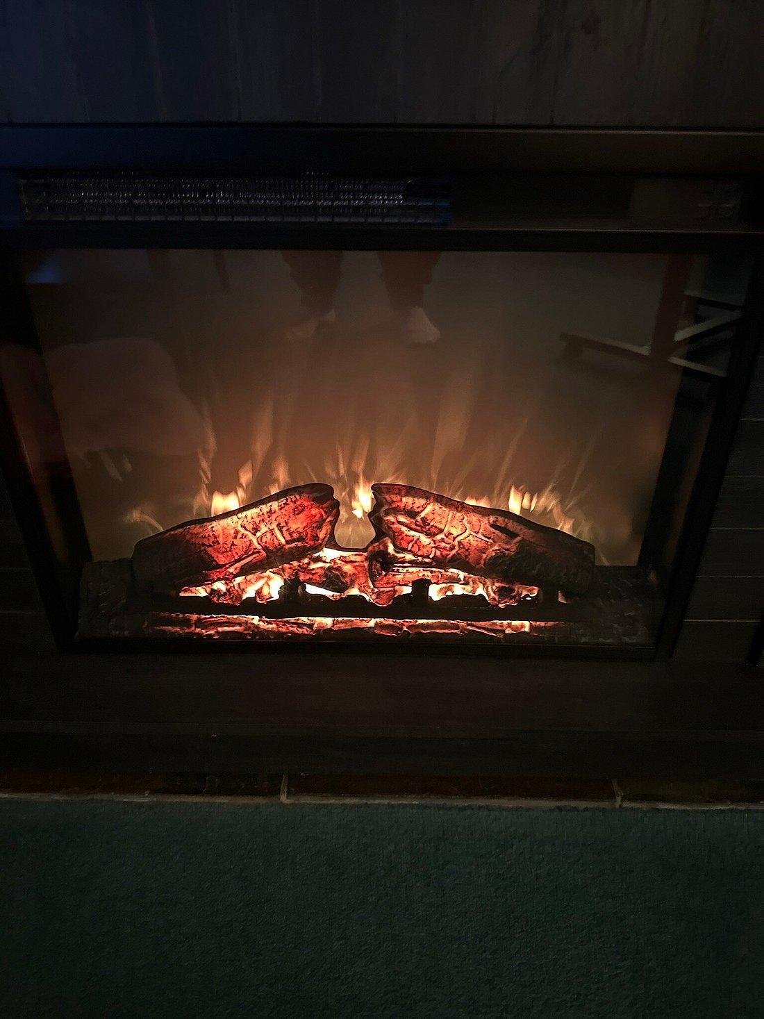 Fake fireplace sold as "all rooms have fireplaces"