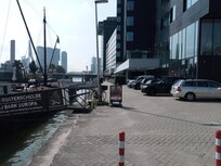 Flodsiden af hotellet, hvor der også er parkering. Let at komme ind og ud med bilen.