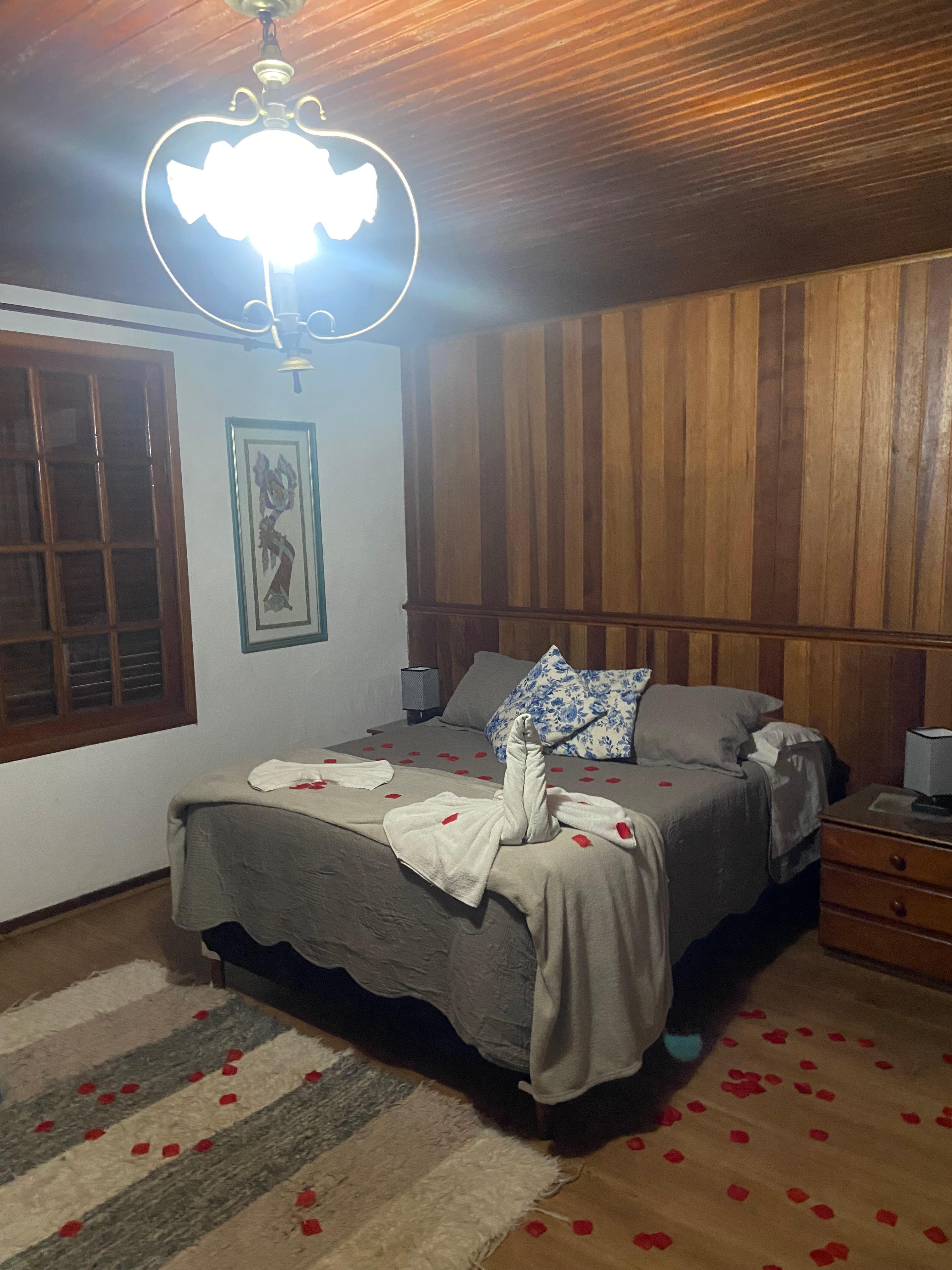 Quarto com pétalas pagas a parte.