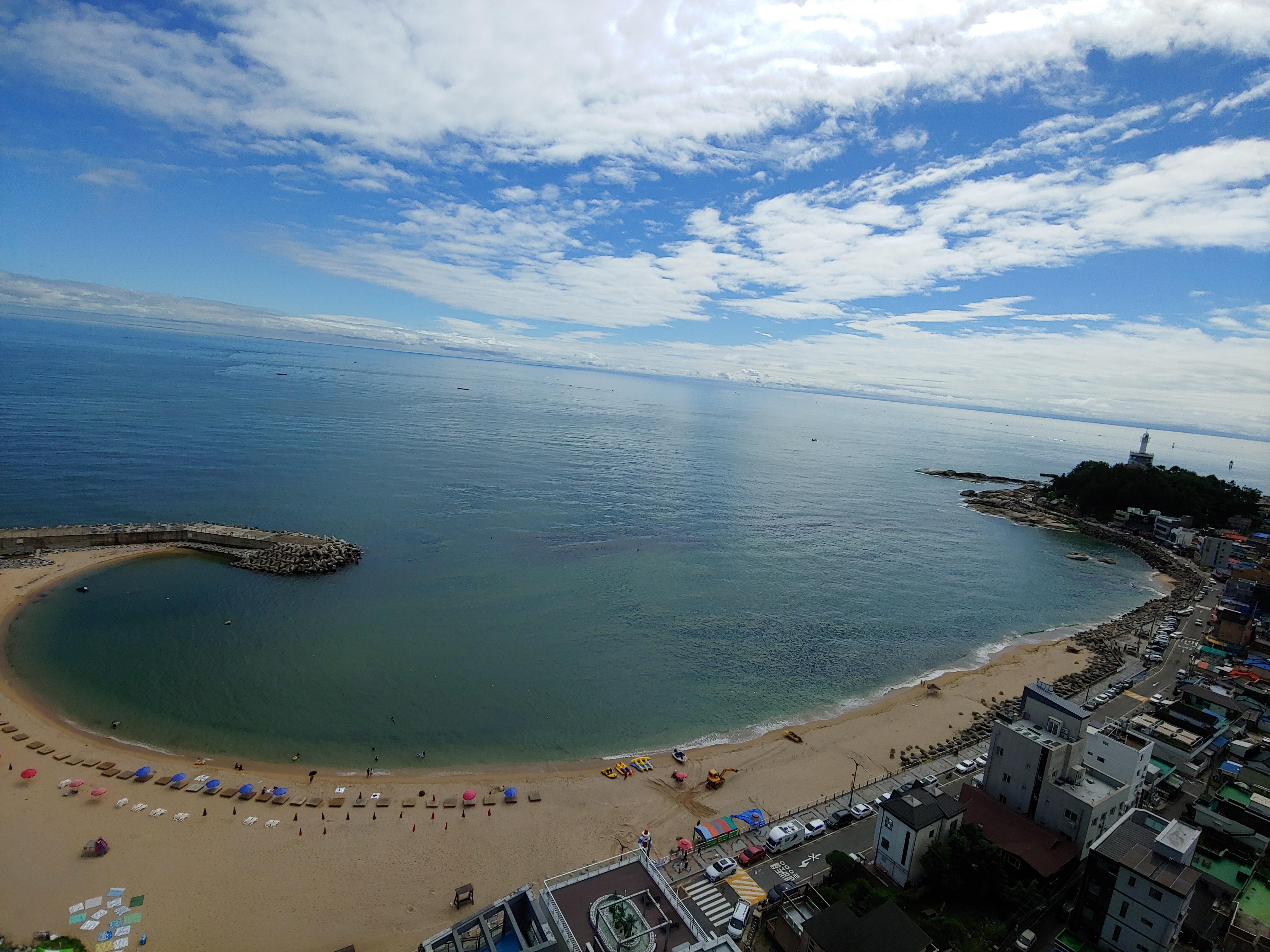발코니에서 바라본 등대해수욕장