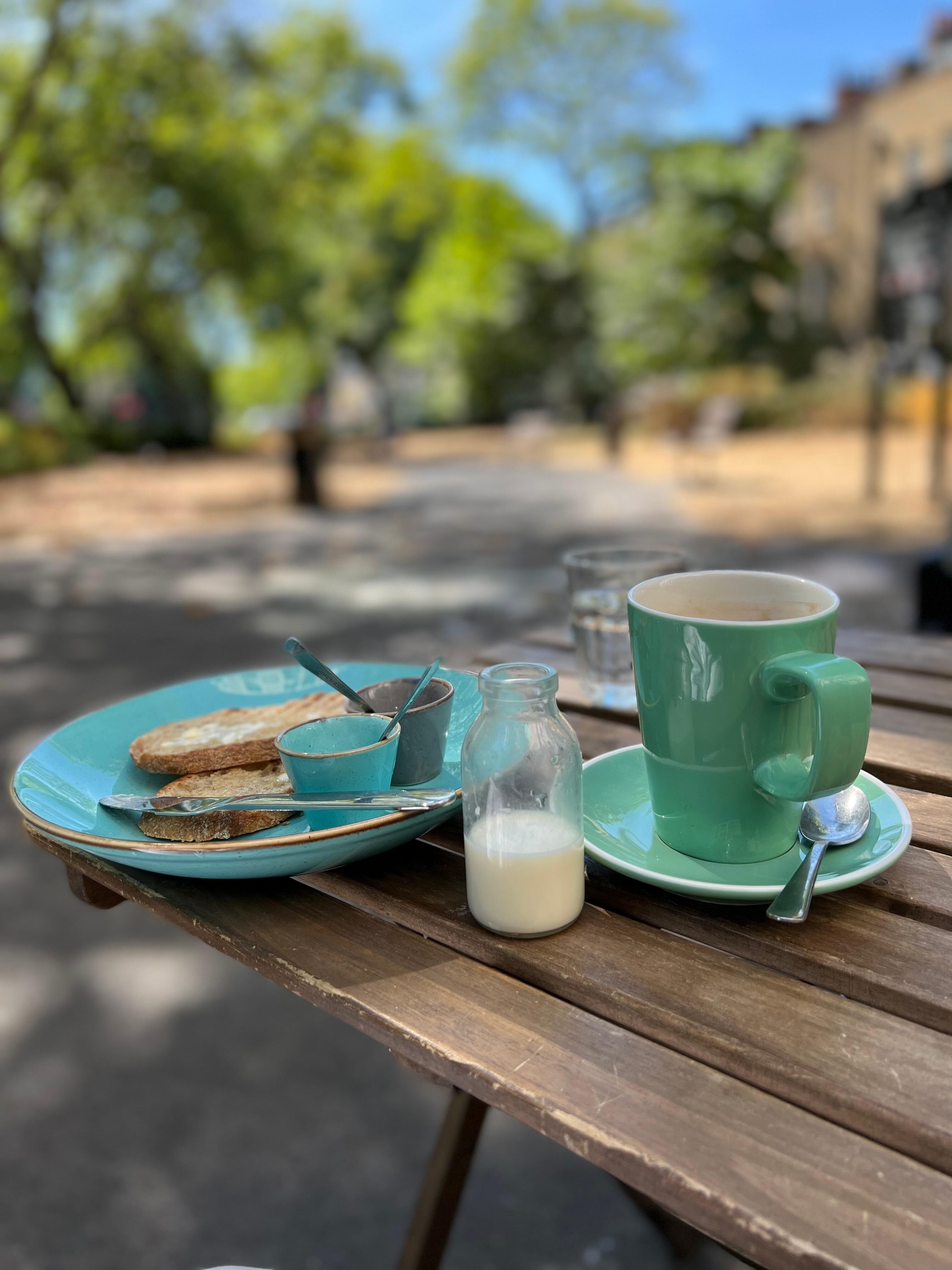ホテルの隣の公園に面しているカフェ
