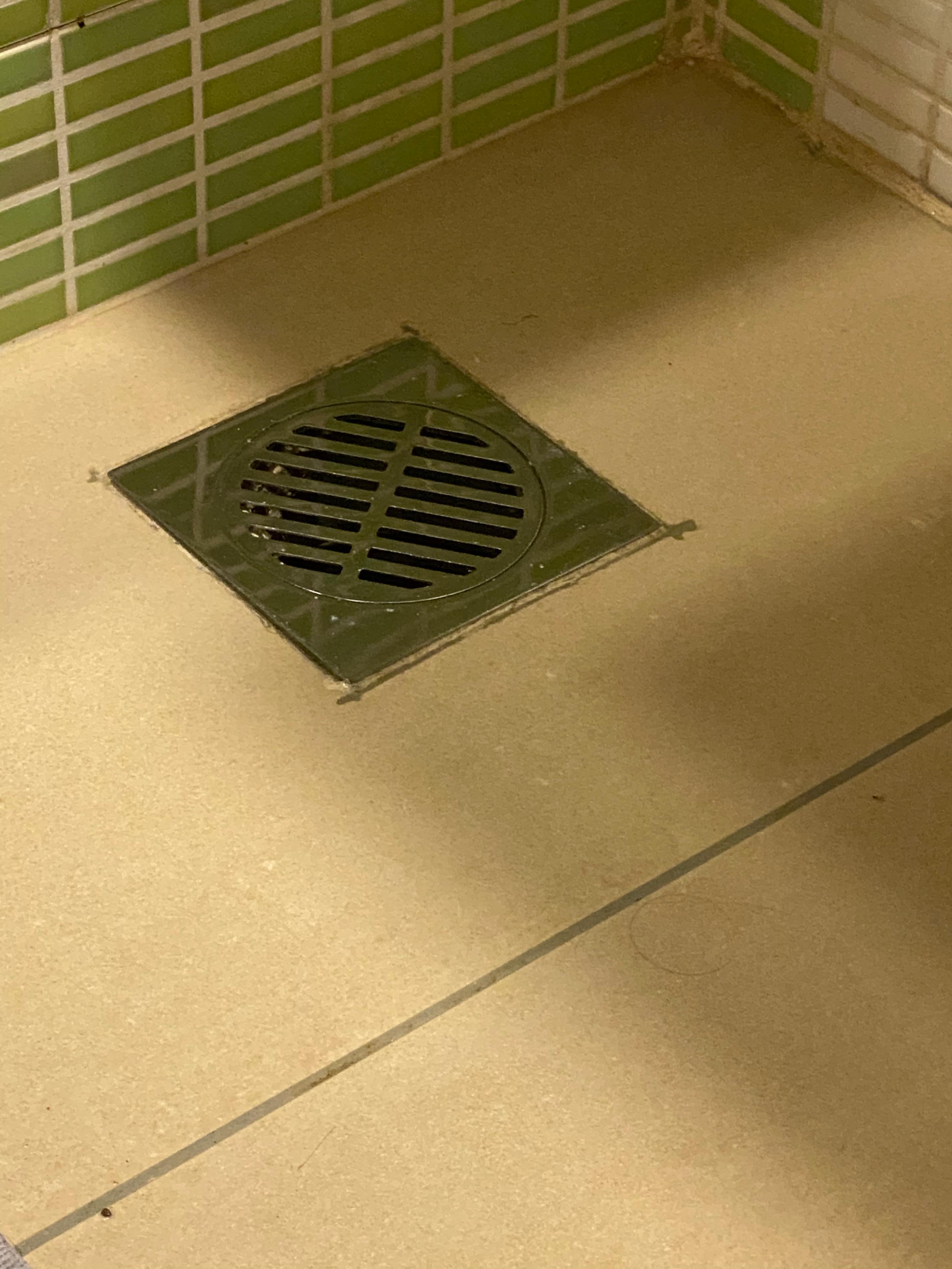 Après chaque douche, c'est l'inondation dans la salle de bain.