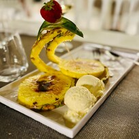 Ananasdessert. Effektivt to skiver ananas med lidt is.