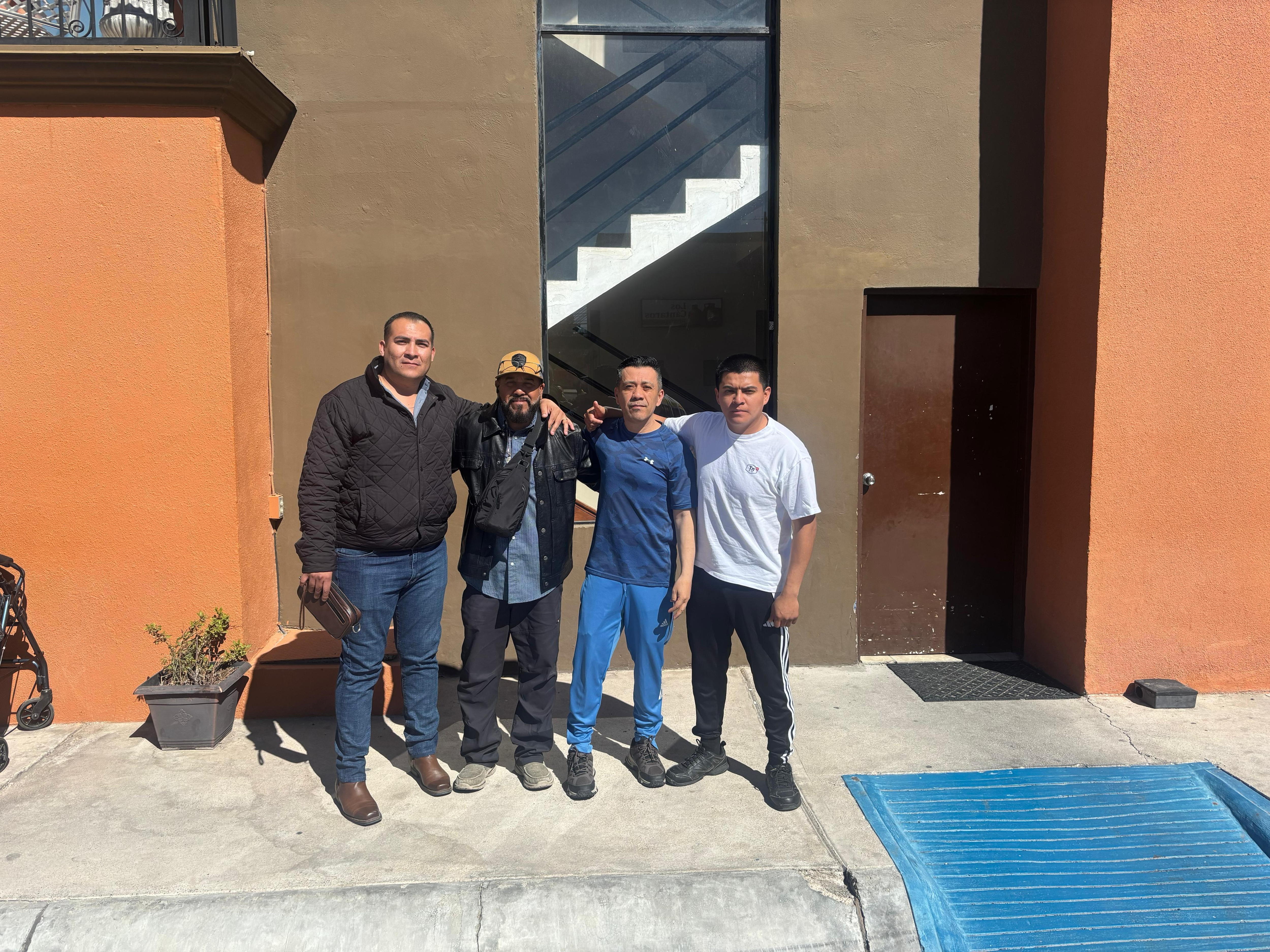 Dónde también pueden nacer buenas amistades, ya que todos estamos por lo mismo ahi, Dios los bendiga y suerte con sus trámites 🙏 