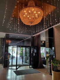 Kaunis aulan kristallikruunu.