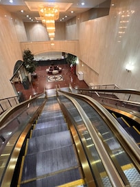 地下1階到地下2階的大廳才有手扶梯