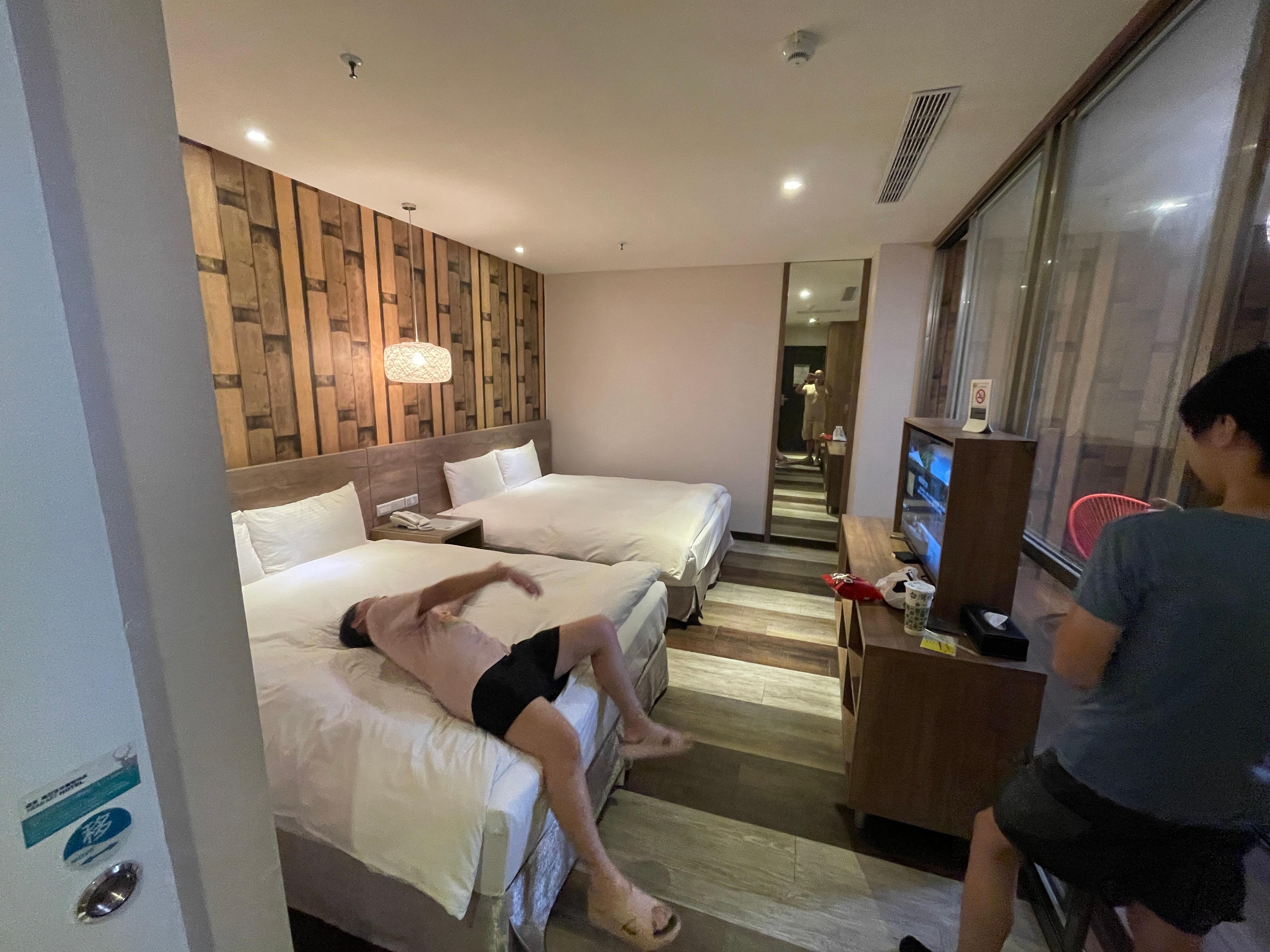 房間無異味，床軟硬適中很舒服