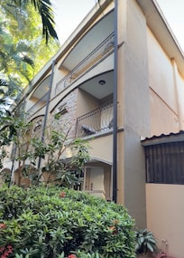 Top level is the master, second level are two bedrooms with queens. Main level is kitchen, living room, laundry and half bath.