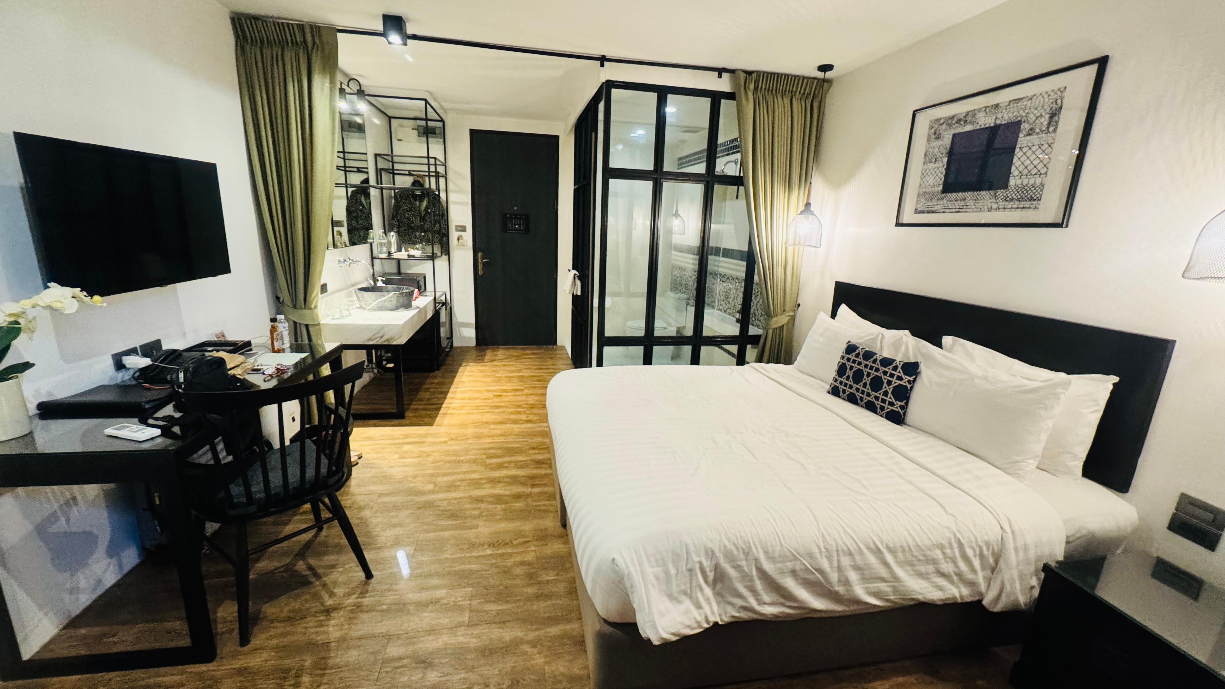 Great size bed and very nice floor 