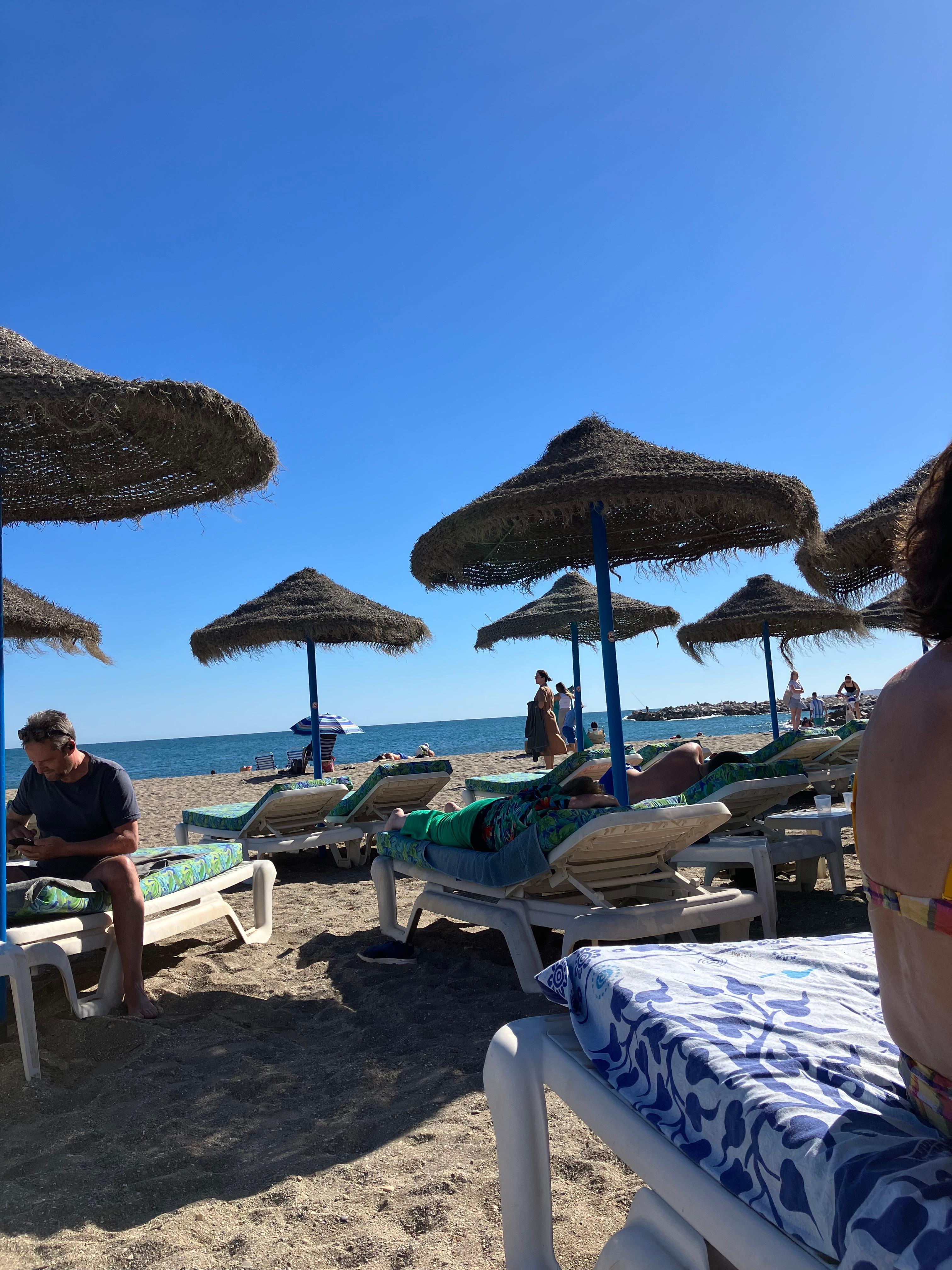 Heerlijk strand met perfecte ligbedden op loopafstand