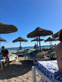 Heerlijk strand met perfecte ligbedden op loopafstand