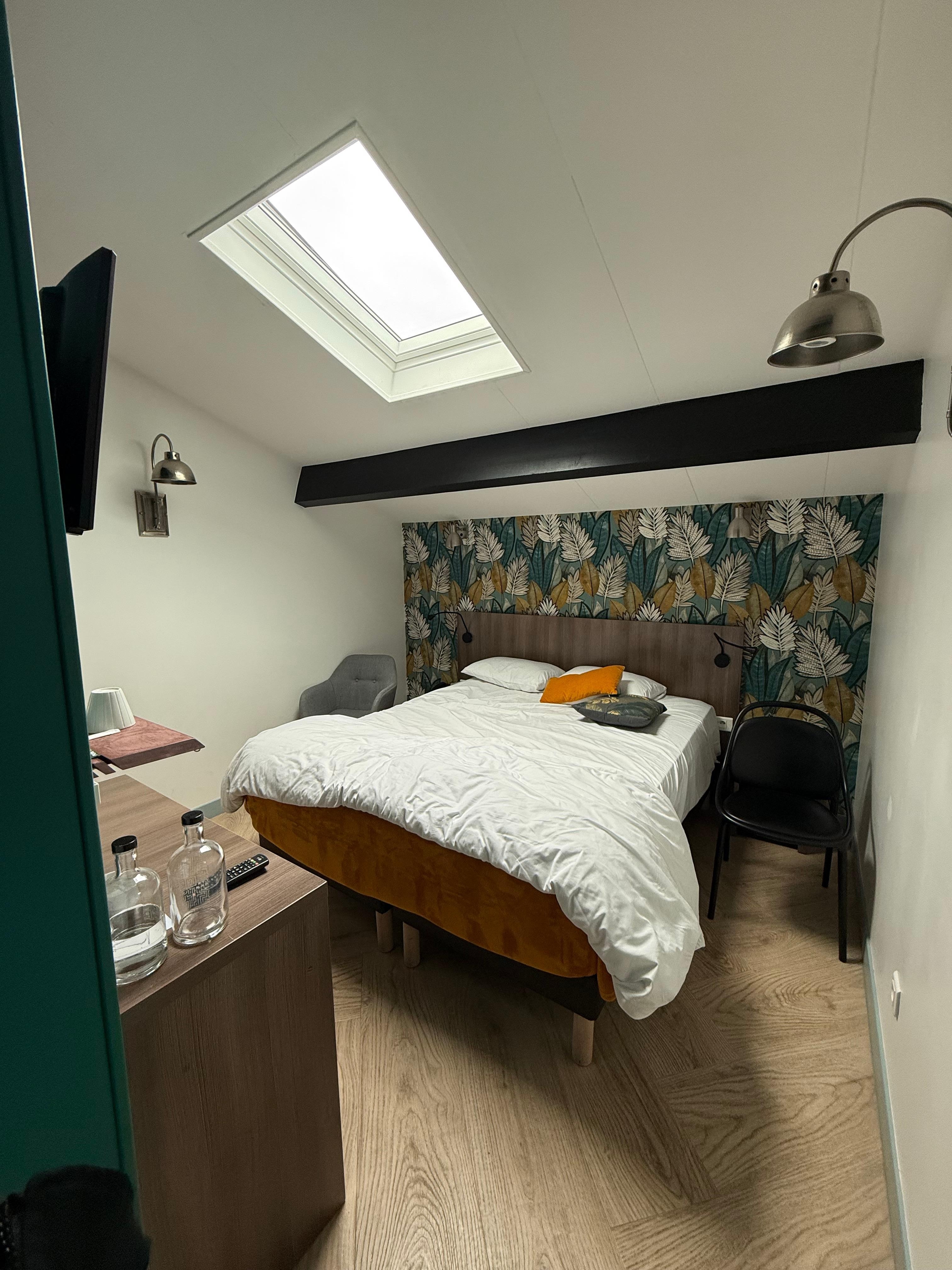 Camera all’ultimo piano con lucernario. Molto carina.