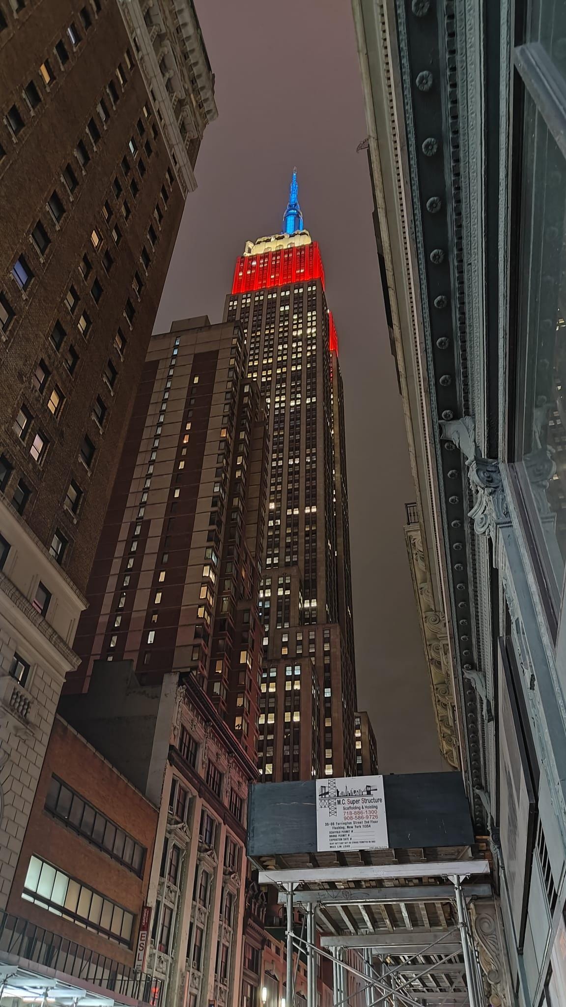 Surrounding street view of the Empire State Building