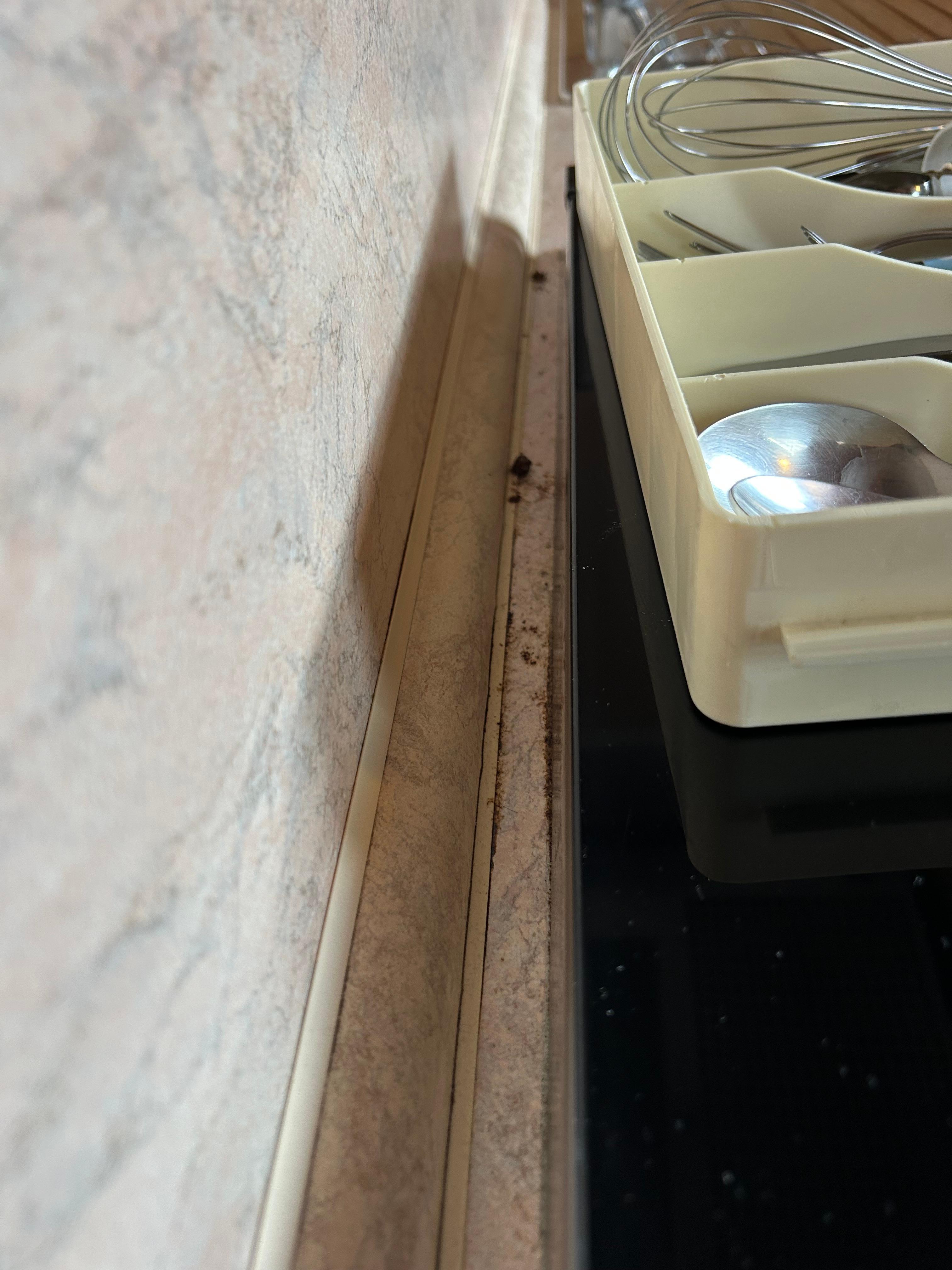 Derrière la plaque de cuisson! 
Et j’ai pas pris en photos le reste !