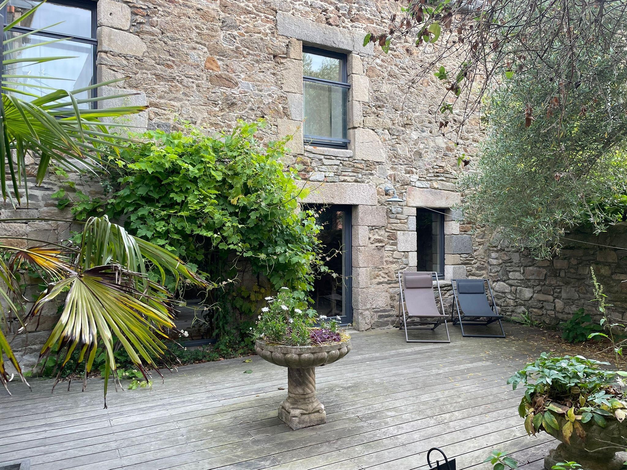 Terrasse qui mériterait un bon coup de propre 