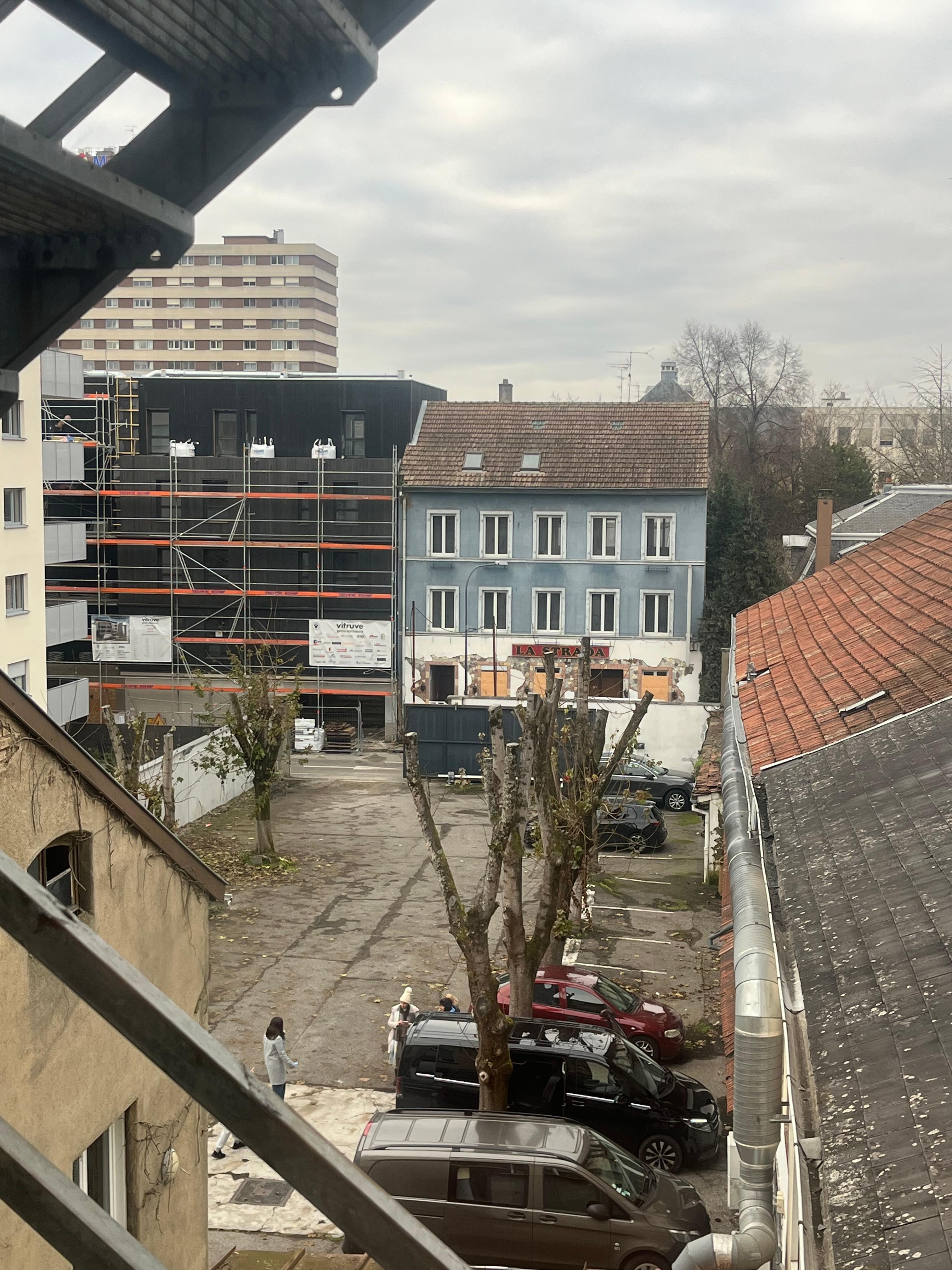 Esta es la entrada nocturna..solo imagínala de noche