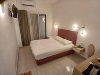 good double bed.. soundproof room