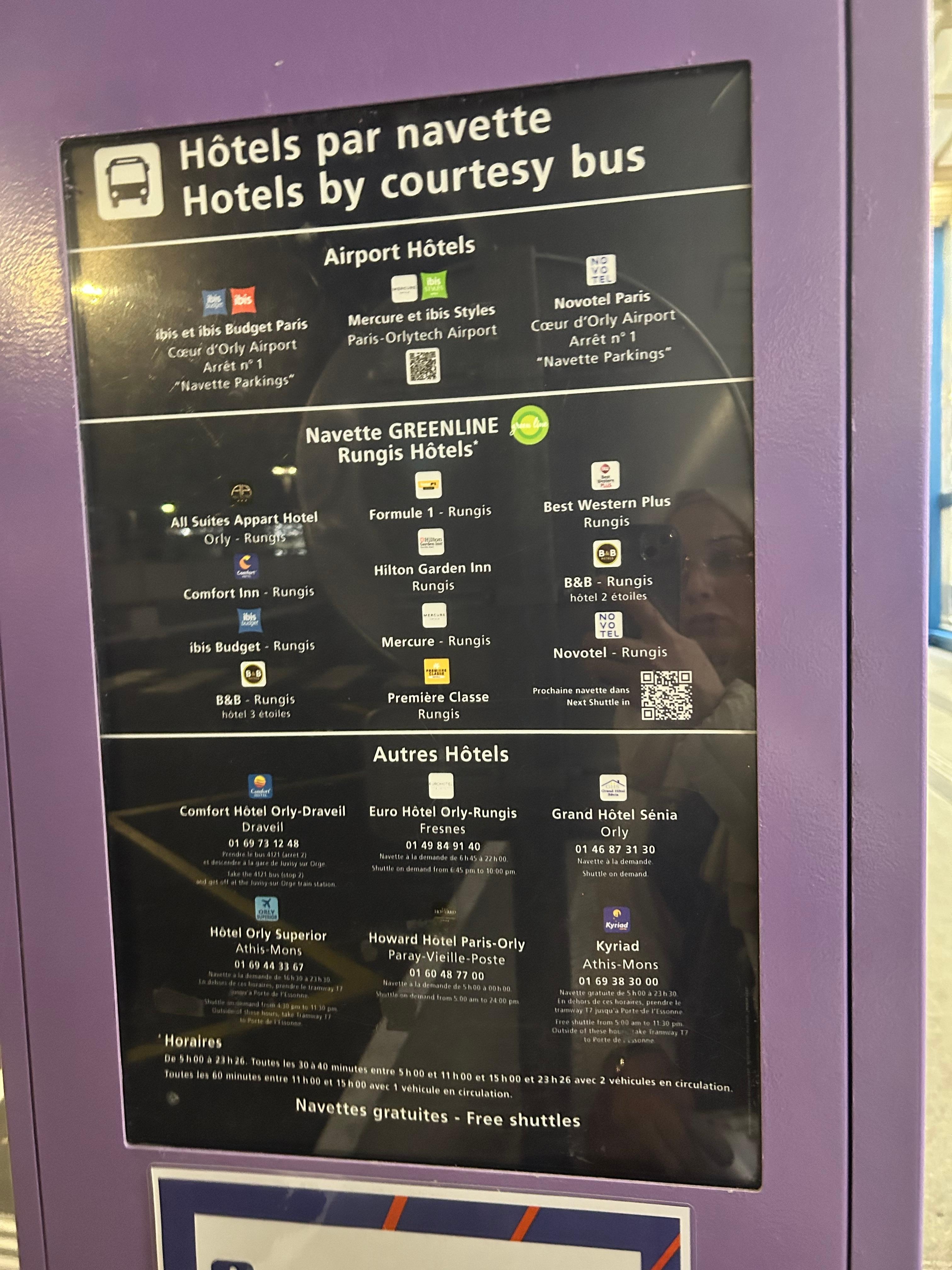 parise uçağımız geç saate indiği için ücretsiz shuttle istasyonunun yerini bulmak amacıyla çok defa mesaj göndermeme rağmen cevap alamadım. daha önce bu havaaalanında hiç bulunmadım. yanlışlıkla rungis yerine airport otele gittim 