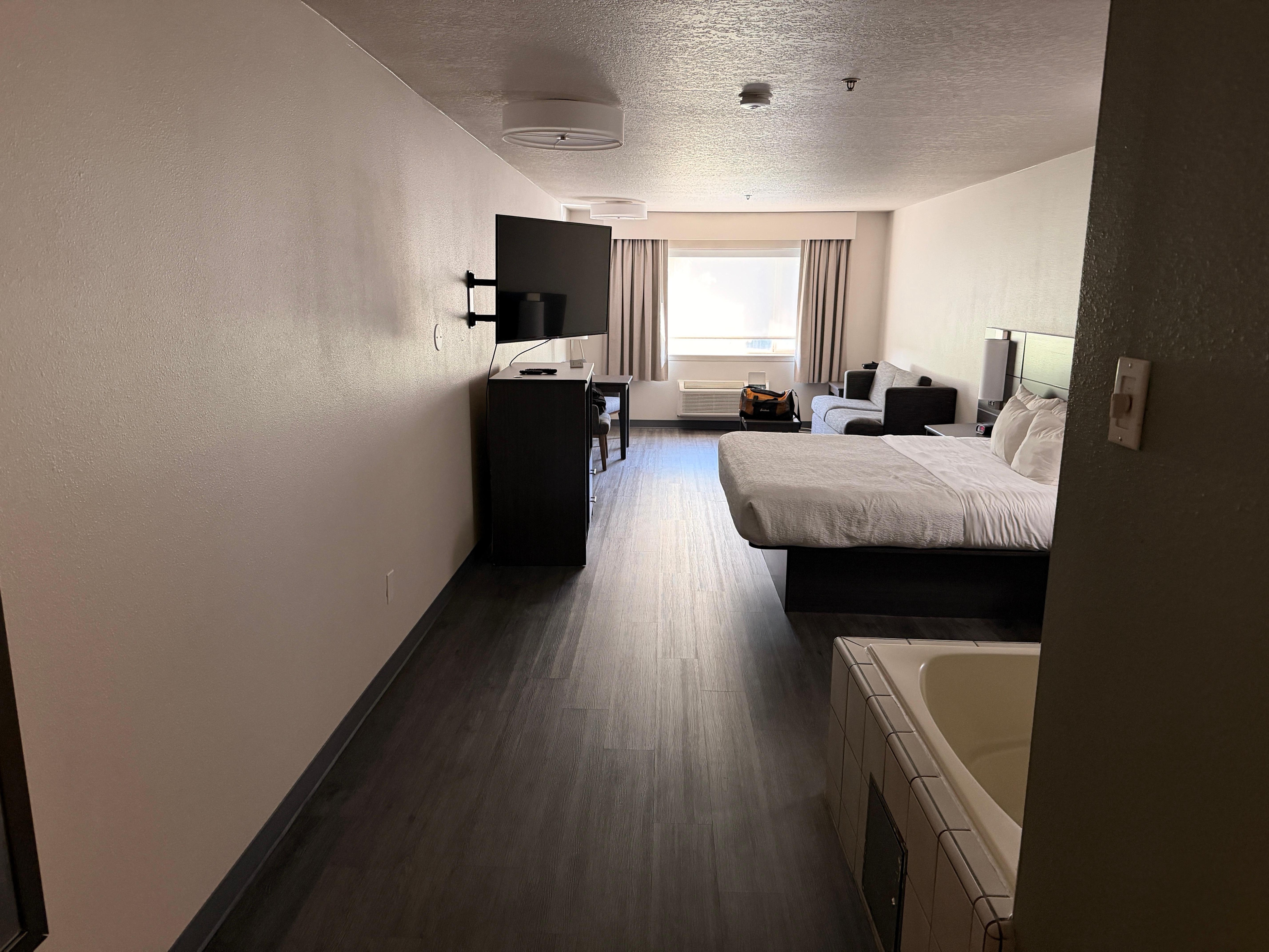 The king size room with the jetted tub. 