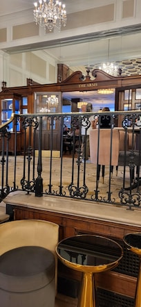 Looking toward the breakfast restaurant from the lobby