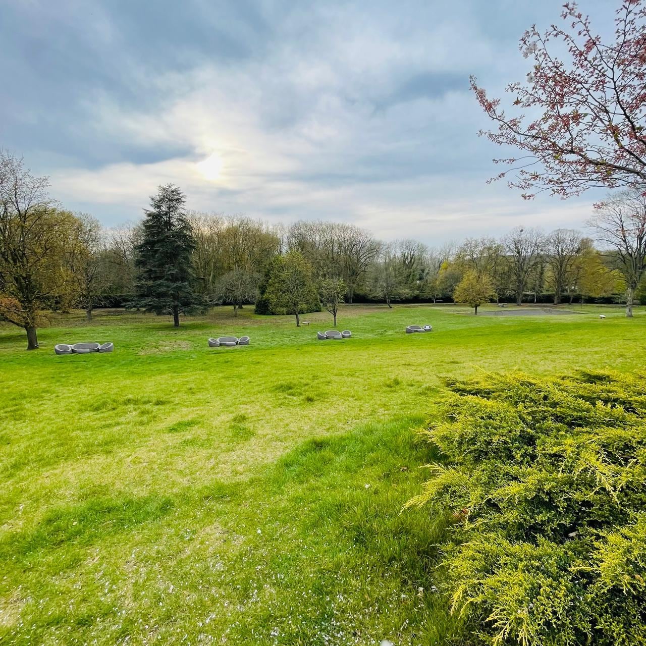 Área atrás do hotel