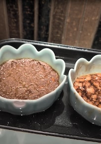 ルーローとカレーが並んでいるがカレーは表面に膜が張っており管理されていないのが分かる