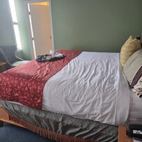 Loved sleeping solo in this comfortable king size bed